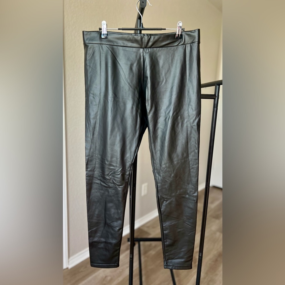 Women's Sleek Black Leather Leggings